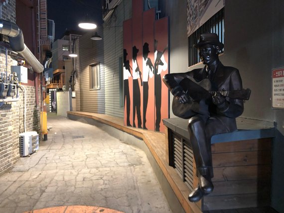 울산 고복수 음악살롱 진입로 입구 모습.