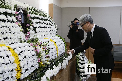 [포토] 김종진, ‘전태관 빈소에 헌화’