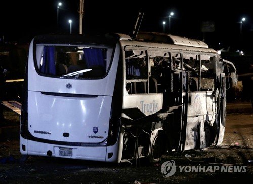 폭탄공격으로 찢겨 나간 관광버스 [사진=연합뉴스]
