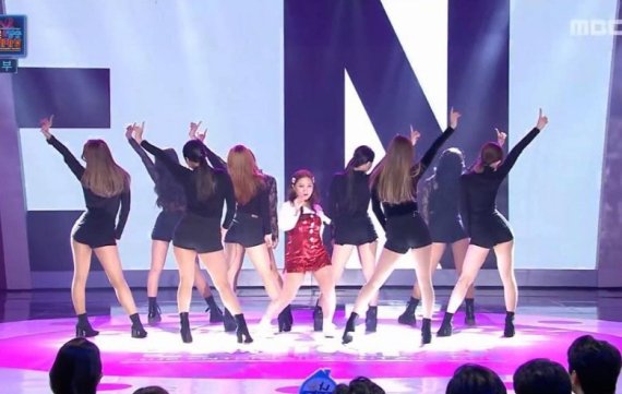 ▲ 29일 진행된 '2018 MBC 연예대상'에서 박나래가 '솔로' 커버댄스를 선보이고 있다.