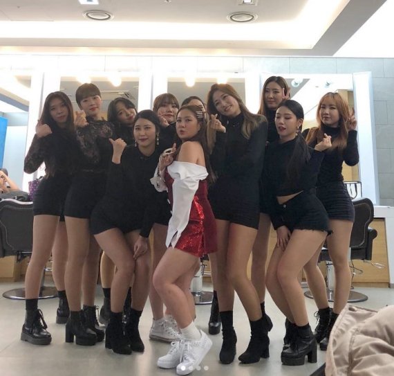 ▲ 29일 진행된 '2018 MBC 연예대상'에서 박나래가 댄스팀과 찍은 단체사진.