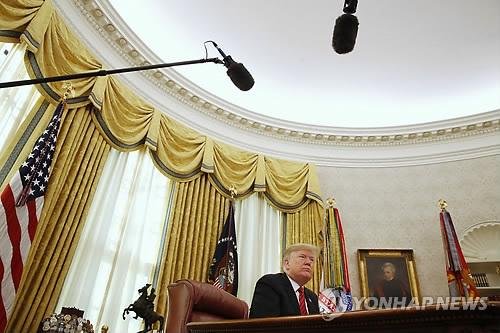 백악관 집무실에 앉아있는 도널드 트럼프 미국 대통령 /사진=연합뉴스