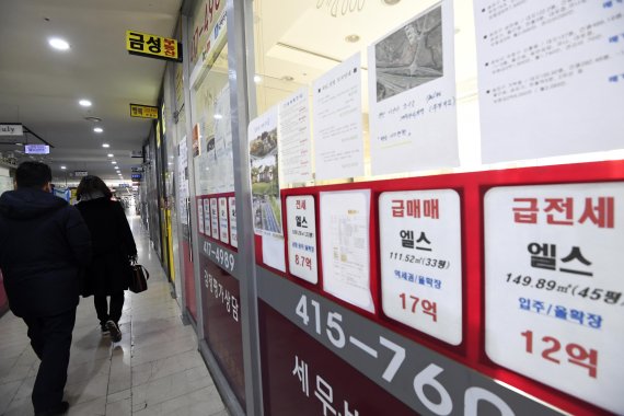 지난 28일 부동산 114에 따르면 주간 서울 아파트 가격이 0.03% 떨어진 가운데, 재건축 시장은 0.09%나 떨어져 9주 연속 하락한 것으로 나타났다. 이처럼 가격 하락세가 계속되는 가운데 거래가 성사되지 않는 '거래절벽' 현상도 심화되고 있다. 30일 서울 송파구의 한 부동산에 매물을 알리는 전단지가 붙어 있다. 사진=박범준 기자