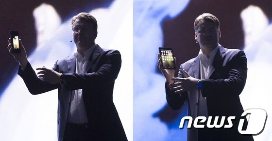 지난해 11월 미국 샌프란시스코 모스콘센터에서 열린 '삼성개발자콘퍼런스 2018'(SDC 2018)에서 저스틴 데니슨 삼성전자 미국법인 상무가 주머니에서 폴더블 스마트폰을 꺼내 보여주고 있다. (삼성전자 제공) © News1