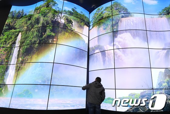 지난해 10월 서울 강남구 코엑스에서 열린 2018 한국전자산업대전에서 관람객들이 LG전자 올레드 TV를 살펴보고 있다. 2018.10.24/뉴스1 © News1 신웅수 기자