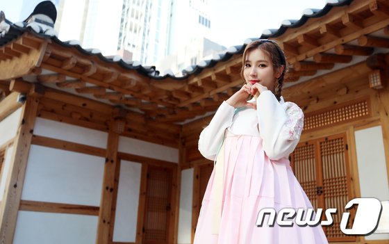 걸그룹 엘리스 소희가 뉴스1과의 인터뷰에서 새해를 맞아 한복을 곱게 차려입고 손으로 하트를 만들어보이고 있다. /뉴스1 © News1 구윤성 기자