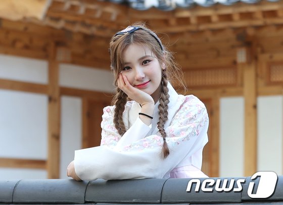 걸그룹 엘리스 소희가 뉴스1과의 인터뷰에서 새해를 맞아 한복을 곱게 차려입고 포즈를 취하고 있다. /뉴스1 © News1 구윤성 기자