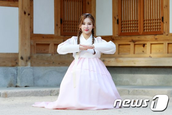 걸그룹 엘리스 소희가 뉴스1과의 인터뷰에서 한복을 곱게 차려입고 새해 인사를 하고 있다. /뉴스1 © News1 구윤성 기자