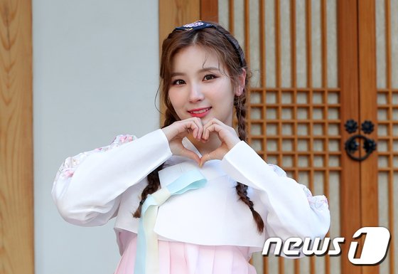 걸그룹 엘리스 소희가 뉴스1과의 인터뷰에서 새해를 맞아 한복을 곱게 차려입고 손으로 하트를 만들어보이고 있다. /뉴스1 © News1 구윤성 기자