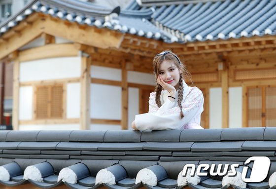 걸그룹 엘리스 소희가 뉴스1과의 인터뷰에서 새해를 맞아 한복을 곱게 차려입고 포즈를 취하고 있다. /뉴스1 © News1 구윤성 기자