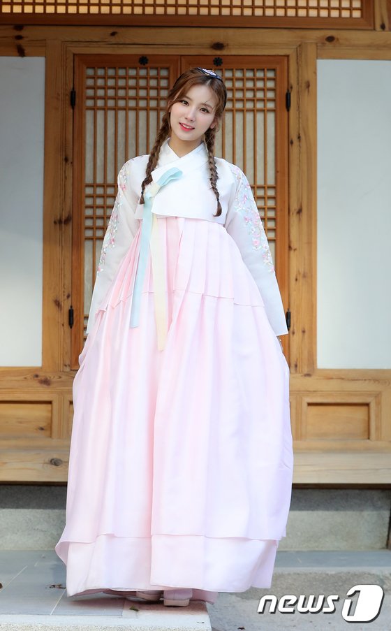 걸그룹 엘리스 소희가 뉴스1과의 인터뷰에서 새해를 맞아 한복을 곱게 차려입고 포즈를 취하고 있다. /뉴스1 © News1 구윤성 기자