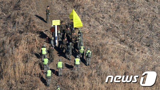 남북 군사당국이 '9·19 군사분야 합의서' 이행 차원에서 시범철수한 비무장지대 내 GP(감시초소)에 대해 지난해 12월12일 오후 상호검증에 나선 가운데 강원도 철원 중부전선에서 북측 현장검증반이 남측 검증반과 만나 악수를 나누고 있다. © News1 사진공동취재단