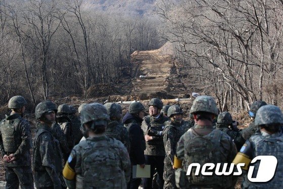 강원도 화살머리고지 비무장지대(DMZ) 안에서 6ㆍ25 전쟁 전사자 유해를 공동으로 발굴하는 사업을 위해 장병들이 지난해 11월 남북공동 도로개설 작업을 하고 있다. © News1 사진공동취재단