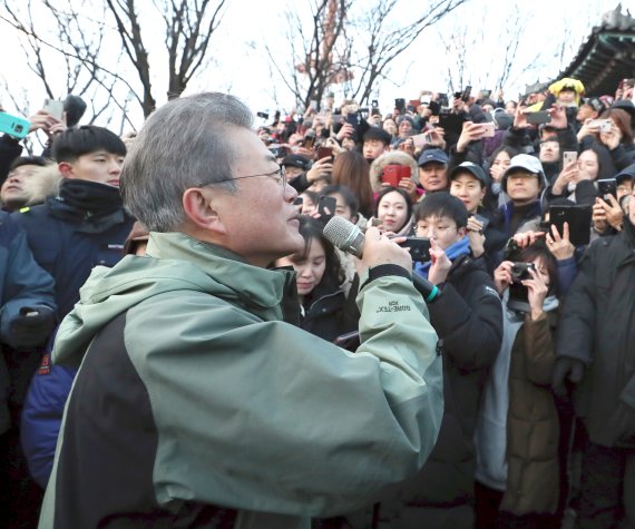 문재인 대통령은 1일 '2018년을 빛낸 의인' 6명을 비롯한 시민들과 함께 신년맞이 해돋이 산행을 위해 남산에 오르며 새해 첫날을 맞이했다. 문 대통령은 "새해는 황금돼지해라고 하는데 황금돼지는 풍요와 복을 상징한다고 한다"며 "여러분 가정마다, 또 여러분 직장에도 기업에도 우리나라에도 풍요와 복이 가득 들어오면 좋겠다"고 말했다. 연합뉴스