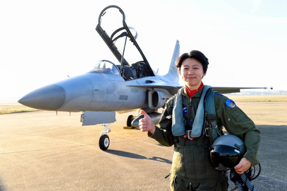 여성으로서는 최초로 개발시험비행조종사가된 정다정 공군 소령(진). 정 소령은 공군 57기로 2009년 소위로 임관해 공군 주력 전투기인 KF-16 전투조종사로 근무한 경력이 있다. /사진=공군
