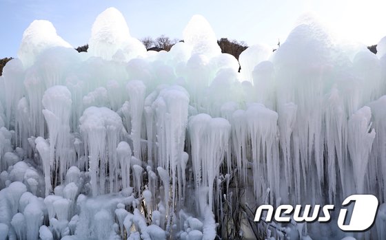 지난달 31일 강원 홍천군 홍천강변에 위치한 홍천강 꽁꽁축제장 얼음분수에 영하의 기온으로 고드름이 주렁주렁 매달려 있다. 이번 제7회 홍천강 꽁꽁축제는 오는 4일부터 20일까지 홍천강변 일원에서 ‘홍천강 황금송어를 잡아라!’라는 슬로건으로 열린다. 2018.12.31/