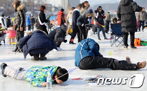 지난 1월5일 강원 홍천군 홍천강변에서 열린 제6회 홍천강 인삼송어 축제에서 관광객들이 얼음낚시를 하고 있다. 2018.1.5/뉴스1 © News1 하중천 기자