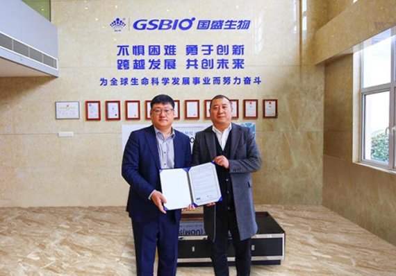 박성민 시선바이오머티리얼스 상무(왼쪽)와 다이링 GSBIO 대표가 중국 장쑤성 우시(無錫)시 GSBIO 본사에서 시선바이오 첨단 진단제품의 중국내 판매를 위한 업무협약을 체결한 후 기념촬영을 하고 있다.