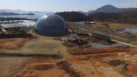 국내 최대 돔형온실 형태의 희귀 식물원으로 조성되고 있는 거제자연생태테마파크가 한창 공사 중이다. 거제시 제공