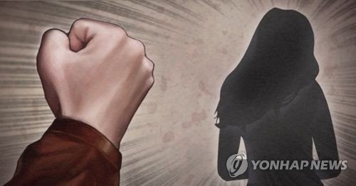 '여성 도우미 신고하겠다' 노래방 업주 돈 뜯은 일당