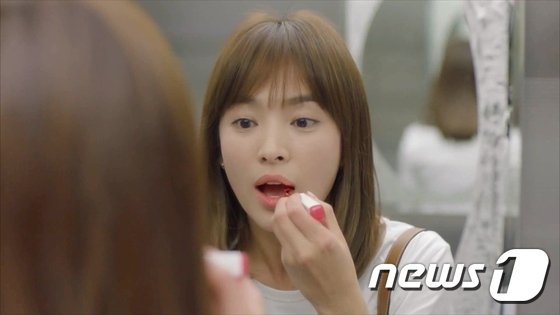 2016년 방영한 드라마 '태양의 후예'에서 송혜교(모연 역 역)가 립스틱을 바르는 장면.© News1