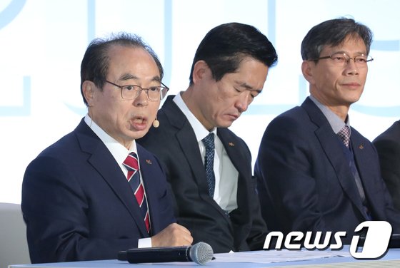 오거돈 부산시장이 3일 오전 부산시청에서 열린 기자간담회에서 동남권 신공항 관련 발언을 하고 있다. 이날 오 시장은 김해신공항 확장으로는 동남권 관문공항이 불가능하다며 김해신공항 건설을 백지화하고, 가덕도 등 제3 지대에 동남권 관문공항을 건설하기 위해 노력할 것을 선