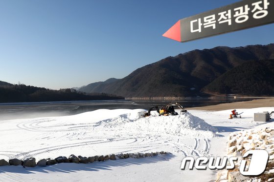 4일 오전 강원 인제군 빙어호 일원에서 제설기를 통해 만든 눈을 중장비를 이용해 축제장 바닥에 까는 작업을 하고 있다. 이날 빙어호 얼음 두께는 22㎝로 다음주면 안전 기준 25㎝를 넘어 설 것으로 보인다. 2019.1.4/뉴스1 © News1 김경석 기자