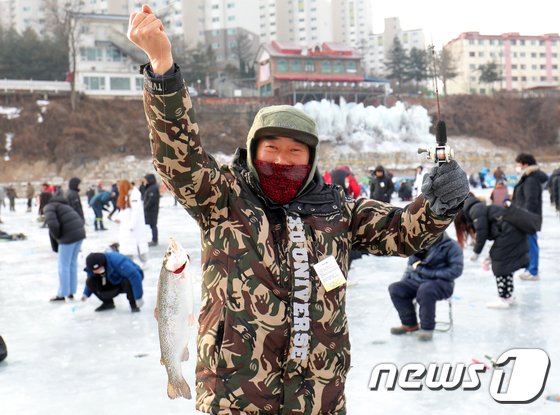 4일 오전 강원 홍천군 홍천강변에서 열린 제7회 홍천강 꽁꽁축제에서 한 관광객이 잡은 송어를 들고 기뻐하고 있다. 이번 축제는 오는 20일까지 홍천강변 일원에서 ‘홍천강 황금송어를 잡아라!’라는 슬로건으로 계속된다. 2019.1.4/뉴스1 © News1 하중천 기자