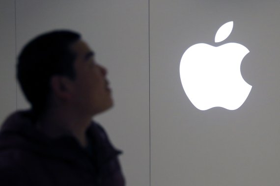 중국 당국이 애플의 중국 공장에 대한 광범위한 조사를 하고 있는 것이 애플과 미국에 우회적으로 경고를 한 것이라는 분석이 나온다. /사진= EPA연합뉴스