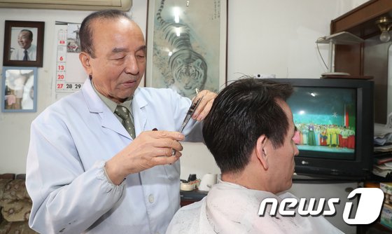 대전 동구 소제동 문을 연지 50여년 된 대창미용원 이종완 이발사(82)가 손님의 머리를 자르고 있다. 이 씨는 “10여 년 전부터 재개발 얘기가 나와서 개발이 시작되면 나도 가위를 놓아야지 싶었다. 그렇게 하루하루 기다리다 보니 어느덧 80이 넘어서도 가위를 놓지 못