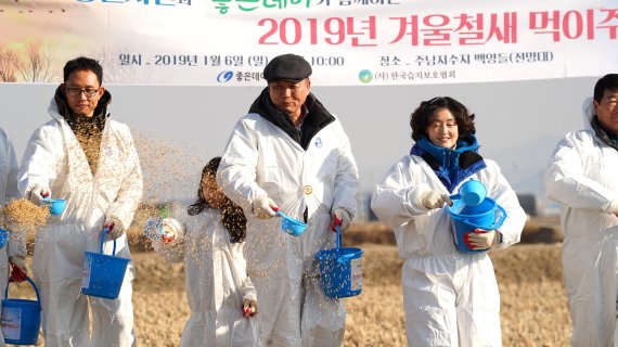 무학, 주남저수지 철새 먹이나누기 생명운동 앞장