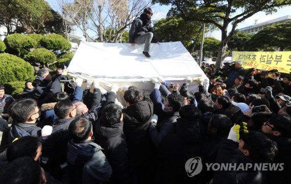 7일 오후 제주도청 앞에서 제2공항 반대 주민과 시민사회단체 회원들이 제주시의 농성 천막 강제집행에 저항하며 충돌을 빚고 있다. [연합뉴스]