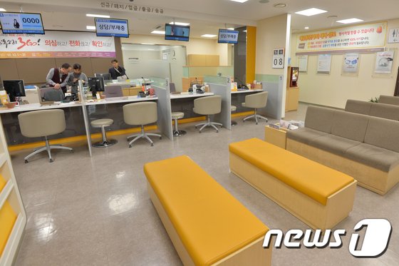 '파업' 국민은행 점포, 창구 2~3개 운영…점심시간 혼란예고