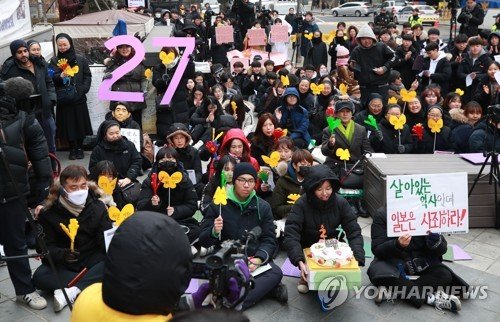 1992년 1월 8일 이후 매주 수요일 서울 종로구 주한 일본대사관 앞에서 일본군 위안부 피해자 할머니들이 일본 정부를 상대로 사과와 피해 보상을 요구하는 수요집회가 8일로 27주년을 맞았다. /사진=연합뉴스