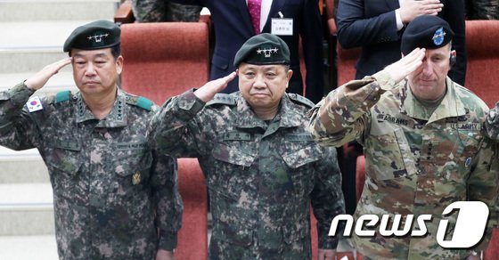 김운용 초대 지상작전사령관(왼쪽부터), 박한기 합참의장, 로버트 에이브럼스 한미연합사령관이 9일 오전 경기도 용인시 처인구 지작사 대강당에서 열린 육군 지상작전사령부 창설식에서 경례를 하고 있다. 2019.1.9/뉴스1 © News1 오장환 기자