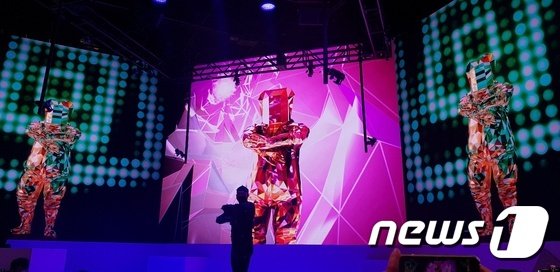 SM엔터테인먼트의 안무가가 8일 미국 라스베이거스에서 열린 국제가전박람회(CES)에서 SK텔레콤의 5G 센서를 부착하고 영상콘텐츠를 제작하는 모습을 시연했다. © News1