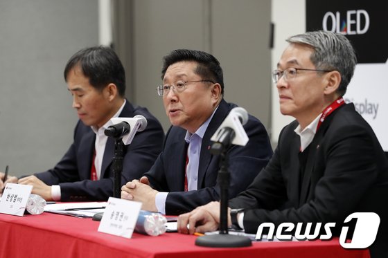 한상범 LG디스플레이 부회장(가운데)이 7일(현지시간) 오전 국제전자제품박람회(CES) 개막을 앞두고 미국 네바다주 라스베이거스 컨벤션 센터에서 기자간담회를 갖고 있다. 한 부회장은 이날 간담회를 통해 OLED 대세화를 선포하며 2019년 사업전략을 발표했다. 사진 왼