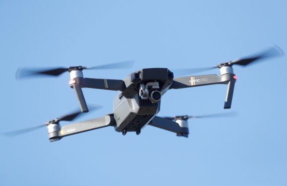 FILE PHOTO: A drone is flown near Gravesend, Britain, September 26, 2018. REUTERS/Peter Nicholls/File Photo /사진=연합 지면외신화상
