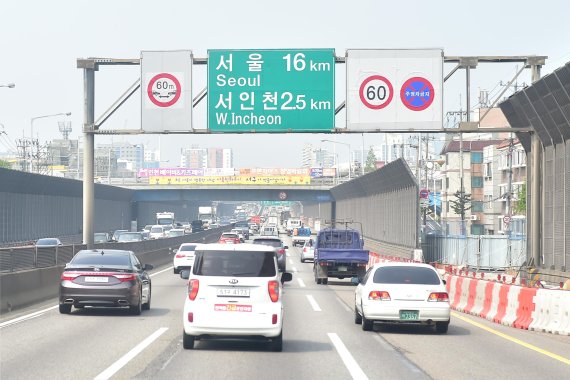 경인고속도로의 고속도로 기능이 폐지되고 일반도로로 전환되면서 시속 60㎞로 낮춰졌던 통행속도가 오는 3월부터 70㎞로 상향된다. 사진은 옛 경인고속도의 일반화 구간 도로 전경.