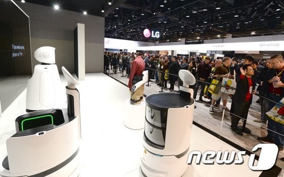 8일(현지시간) 미국 라스베이거스에서 열린 국제 전자제품 박람회 'CES 2019' LG전자 전시관을 찾은 관람객들이 LG 클로이 로봇을 살펴보고 있다. (LG전자 제공) 2019.1.9/뉴스1