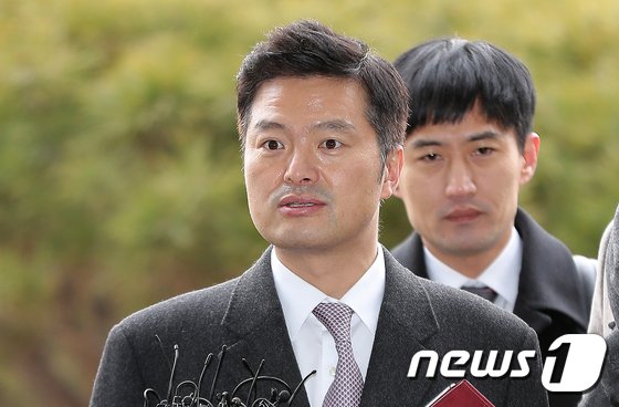 민간인 사찰 의혹을 제기한 전 청와대 감찰반원 김태우 검찰수사관이 10일 오전 참고인 조사를 받기 위해 서울 송파구 서울동부지방검찰청에 출석해 취재진의 질문에 답하고 있다. 2019.1.9/뉴스1 © News1 구윤성 기자