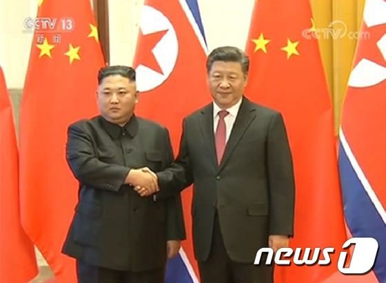김정은 북한 국무위원장(왼쪽)과 시진핑 중국 국가주석(CCTV 캡처) 2019.01.10. /뉴스1© News1
