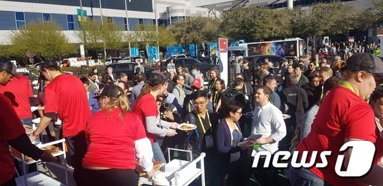 구글 직원들이 9일 미국 라스베이거스에서 열린 국제가전전시회 내 구글 부스 앞에서 피자를 나눠주고 있다. © News1