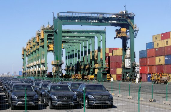 중국 톈진항에서 수출을 기다리는 독일 자동차들.로이터연합뉴스