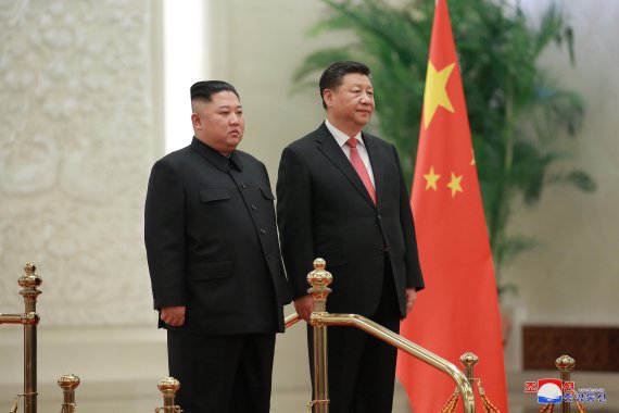 중국 인민해방군 사열 받는 김정은과 시진핑 /사진=연합뉴스