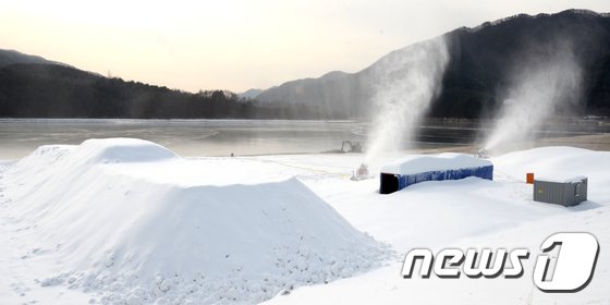 10일 오전 강원 인제군 빙어호 일원 빙어축제장에서 제설기를 이용한 인공눈 만들기 작업이 한창이다. 2019.1.10/뉴스1 © News1 김경석 기자