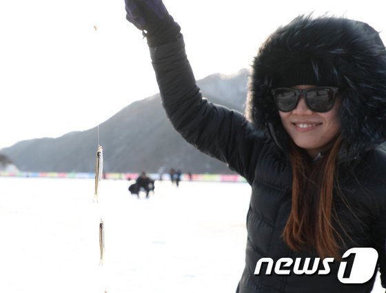 지난해 인제빙어축제장에서 잡은 빙어. (뉴스1 DB)