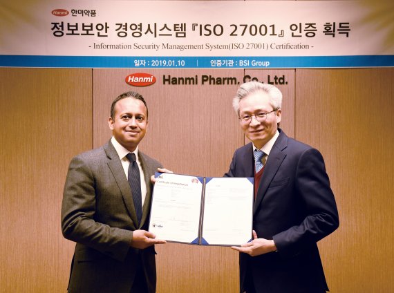 우종수 한미약품 사장(오른쪽)과 닉 메타 주한 영국 부대사가 지난 10일 서울 위례성대로 한미약품 본사에서 ISO27001 인증식 수여식 후 기념촬영을 하고 있다.