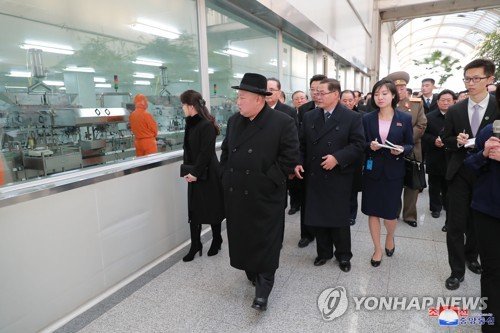 지난 1월 7~10일 중국을 방문한 김정은 북한 국무위원장이 리설주 여사와 함께 9일 오전 중국 베이징 이좡에 있는 전통 약제 기업인 동인당제약 공장을 둘러보고 있다. /사진=연합뉴스