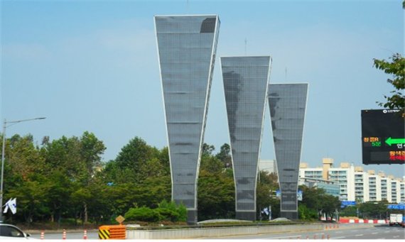 인천시는 지역 내 모든 공공조형물의 실태 조사를 실시하고 체계적인 사후관리를 위해 관리계획을 수립한다. 사진은 송도국제도시 입구에 설치됐던 공공조형물로 주위 경관 저해 및 관리부실로 철거됐다.